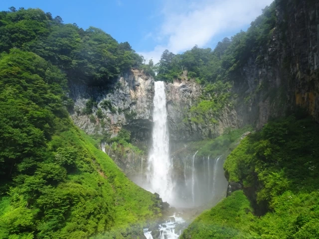 高さ97mの断崖から一気に落下