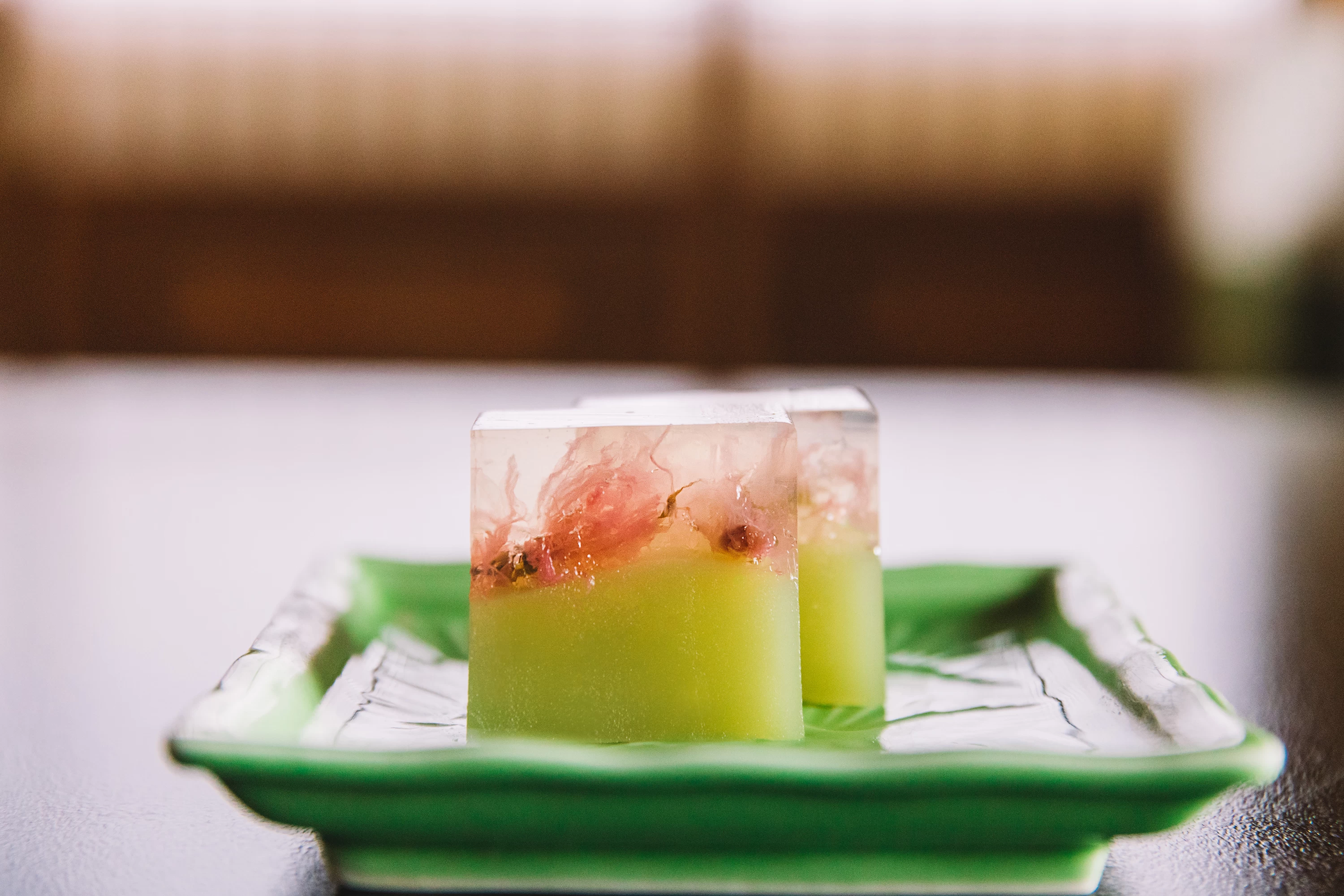 羊羹の上品な甘みと塩漬けの桜の塩味のバランスが光る