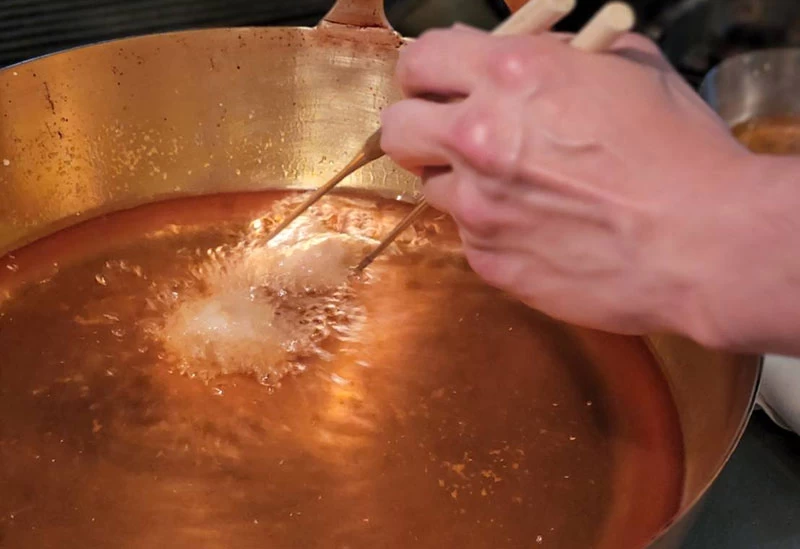 季節の食材を銅鍋で揚げるフリット