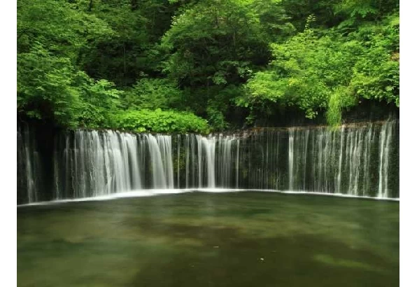 幅が広い滝の景色