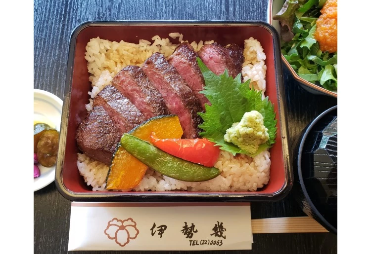 ステーキ重（サラダ付き）　