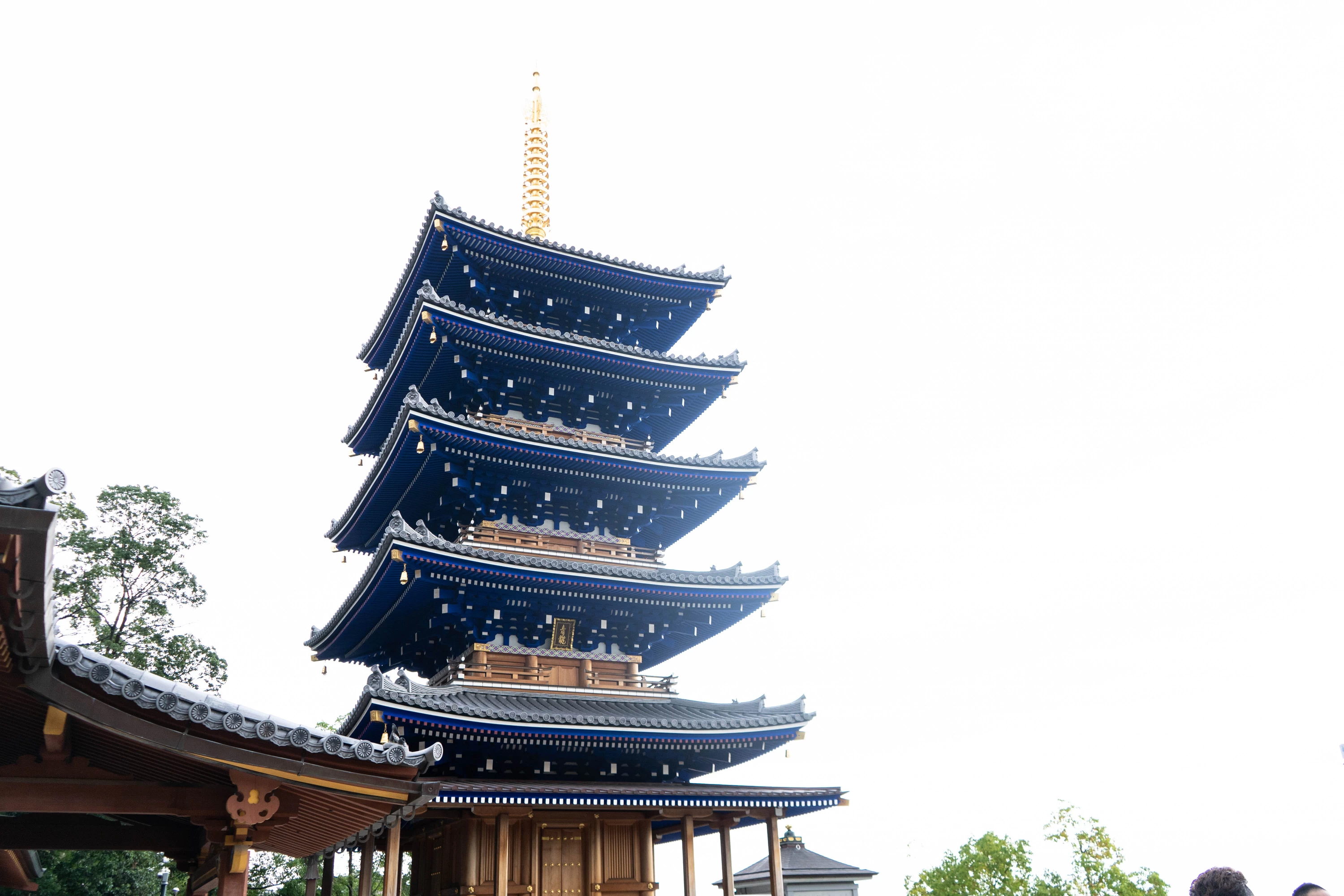 五重塔を染め上げる青色は仏の知恵を表しているのだとか
