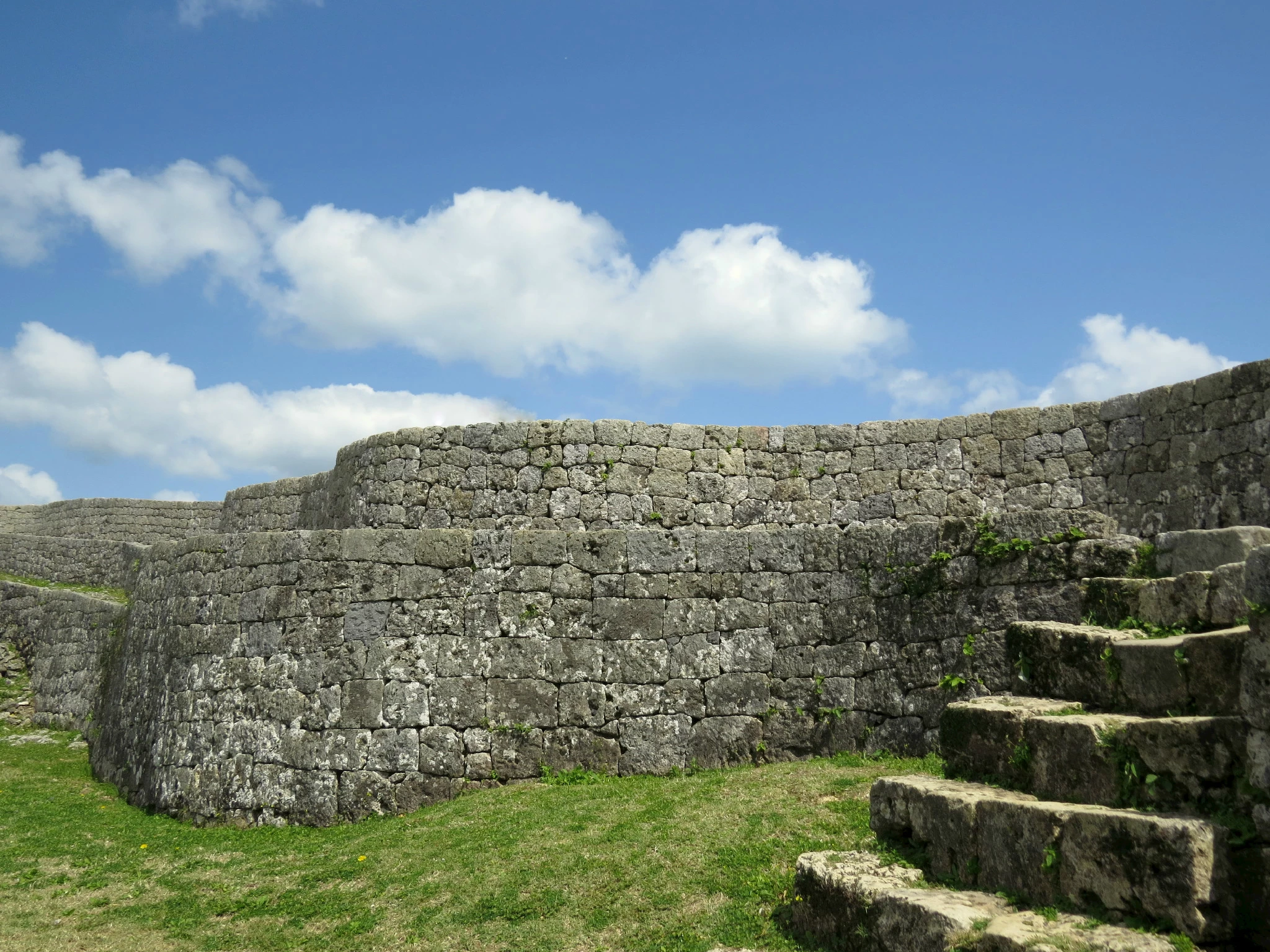 美しい曲線を描く壁面