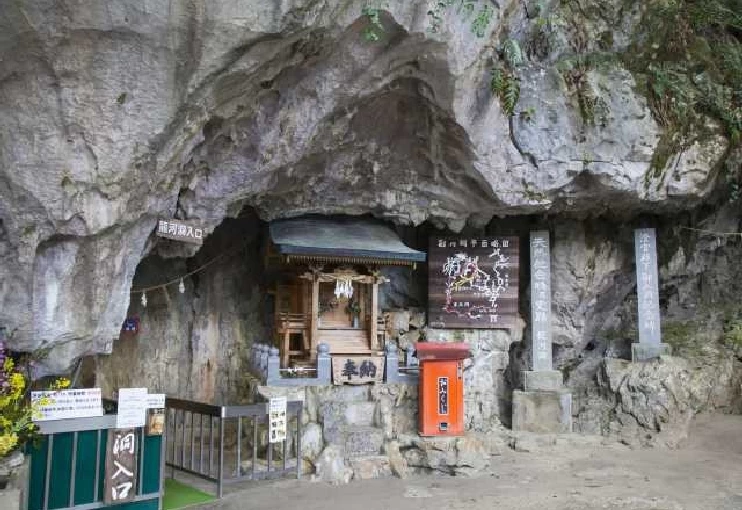 入り口横にある「龍王神社」