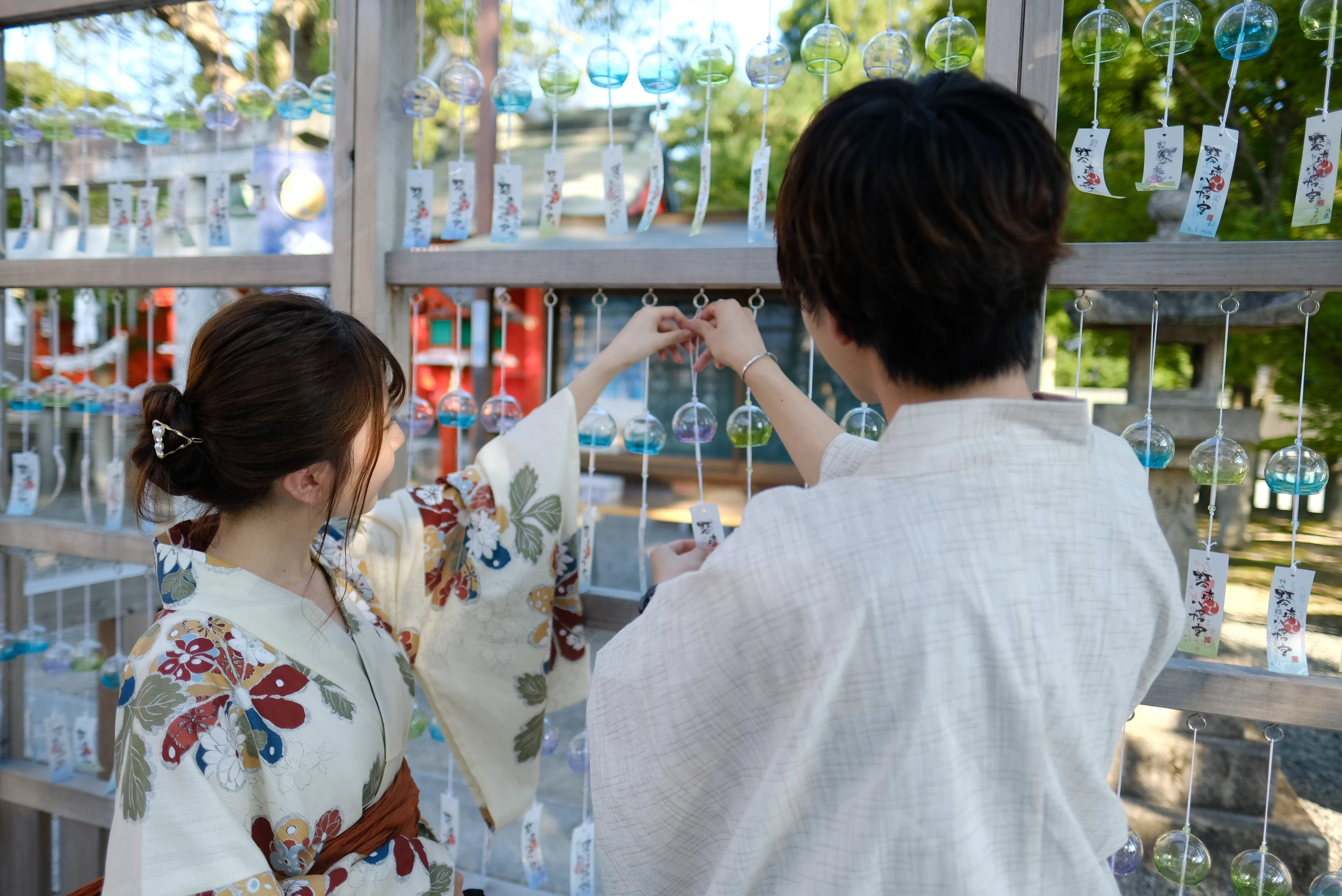 「風鈴まつり」は、境内に約3,000個のカラフルな風鈴が飾られる夏の風物詩