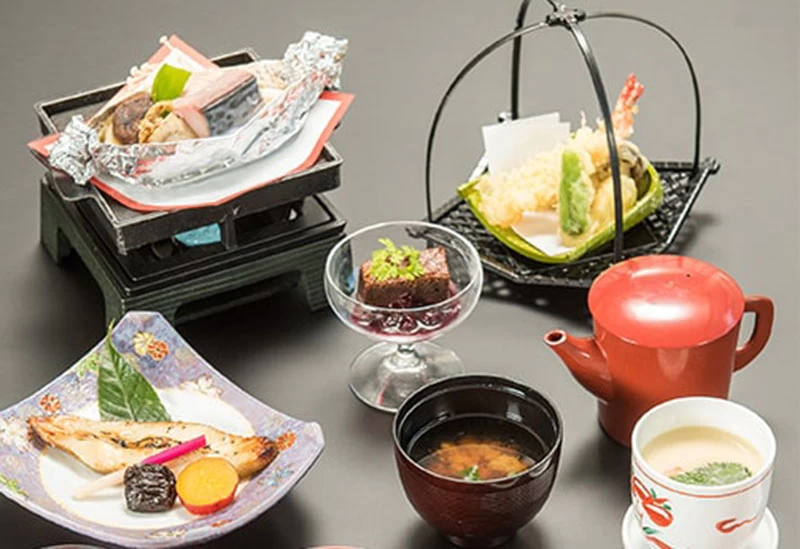 夕食には数種類の会席があり、和牛のステーキやしゃぶしゃぶ、島根県産の豚、新鮮なお刺身など、旬の味覚が楽しめる