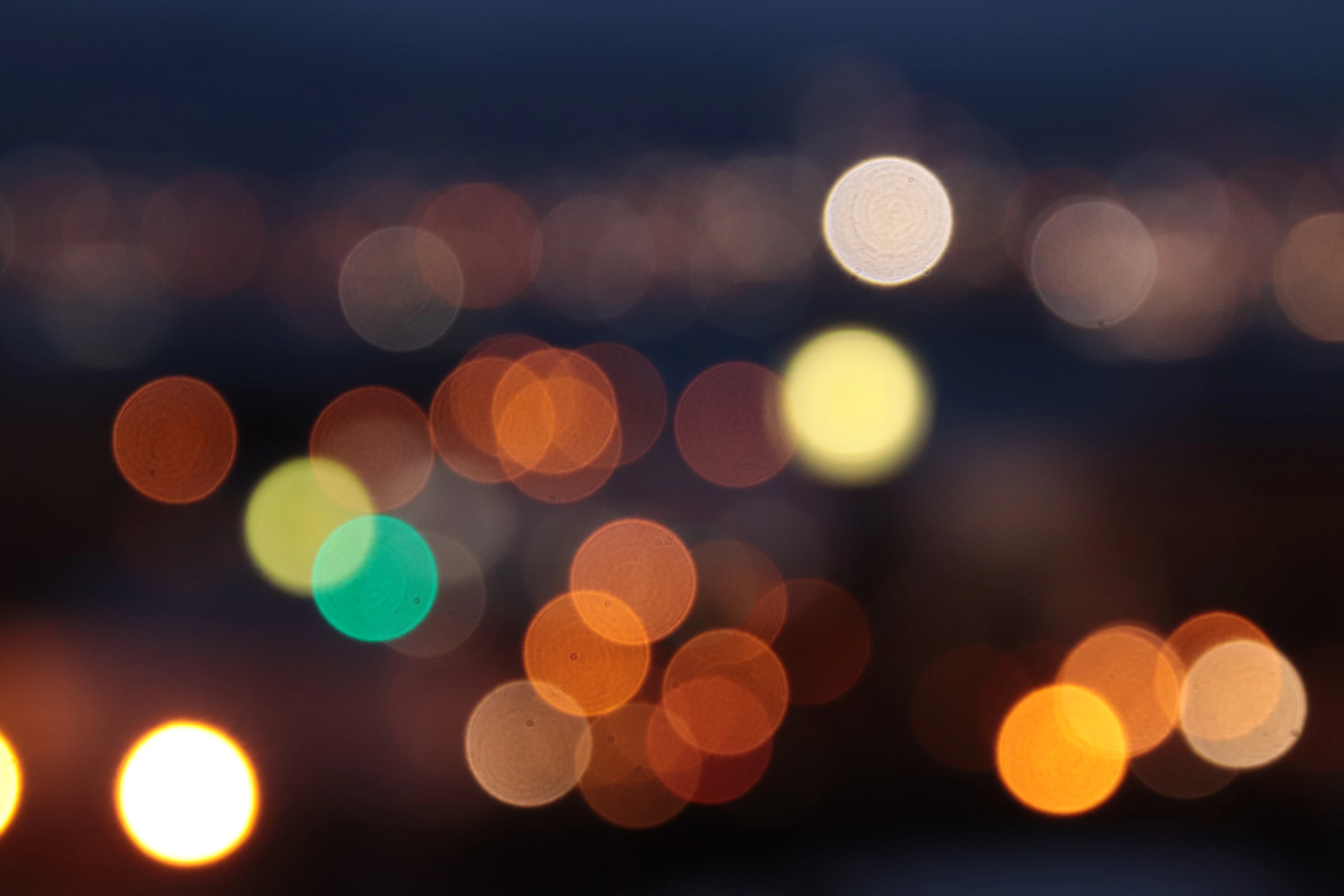元町公園で”玉ボケ（光の源「光源」からピントを外し、ぼかすことでできる現象）”の夜景を撮影
