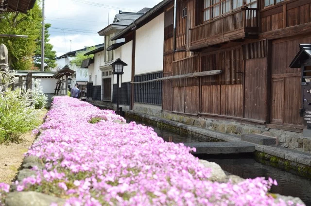 四季折々の花で彩られる