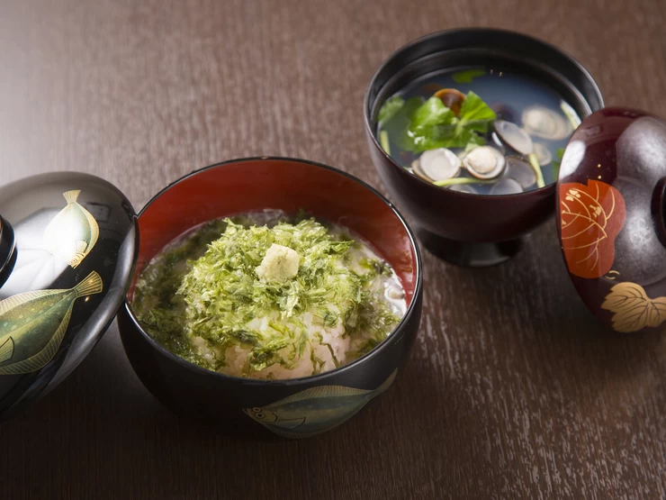 奈良時代の文献にも出てくるという「うず煮」は、ご飯をうずめながら食べるめずらしい料理