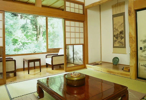 古き良き日本を感じさせる素朴な造りの客室