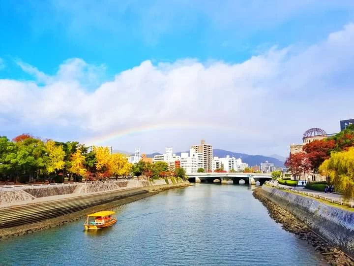 広島の街並みを川から眺める