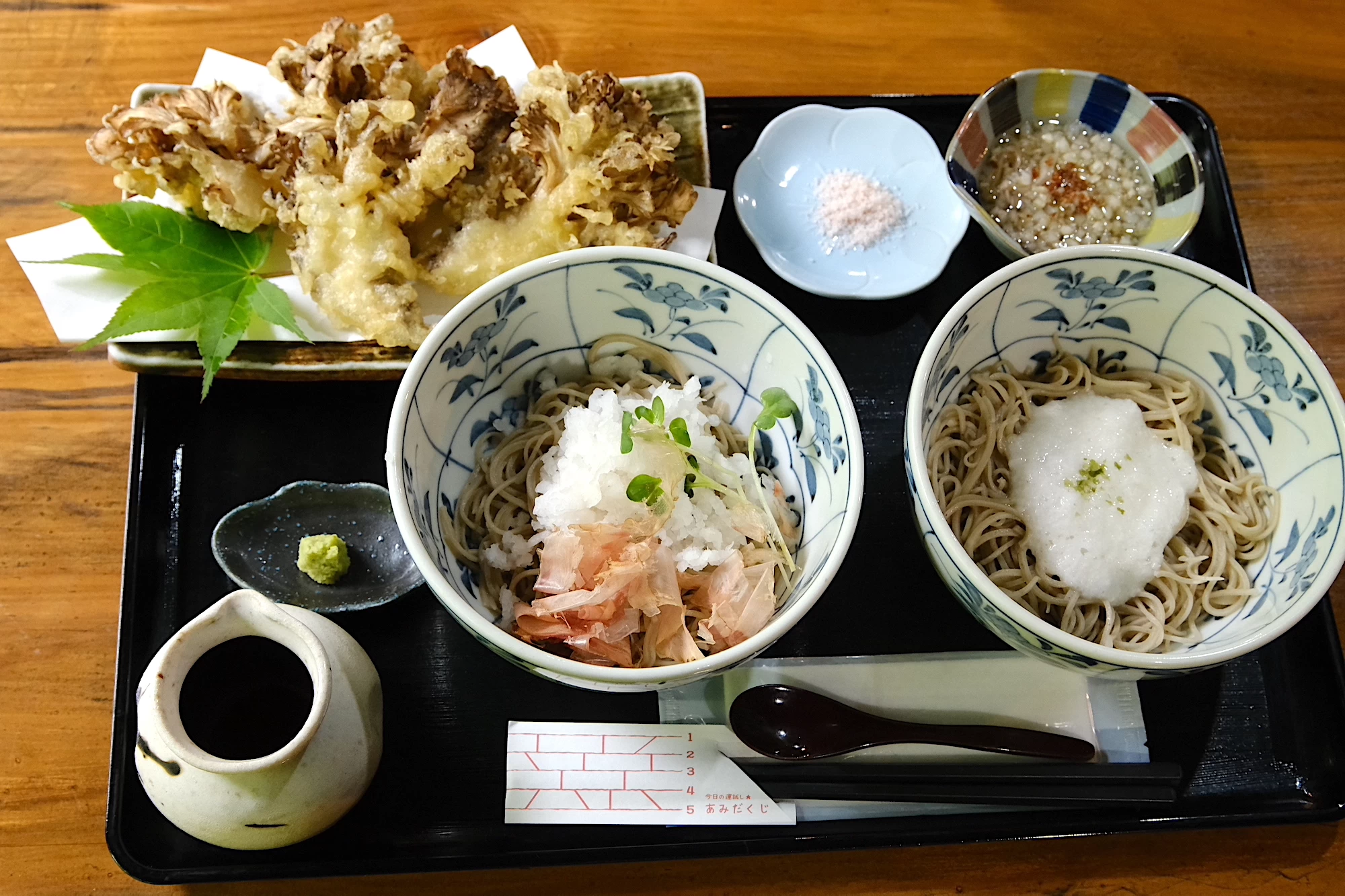舞茸の天ぷらと2種のおそば