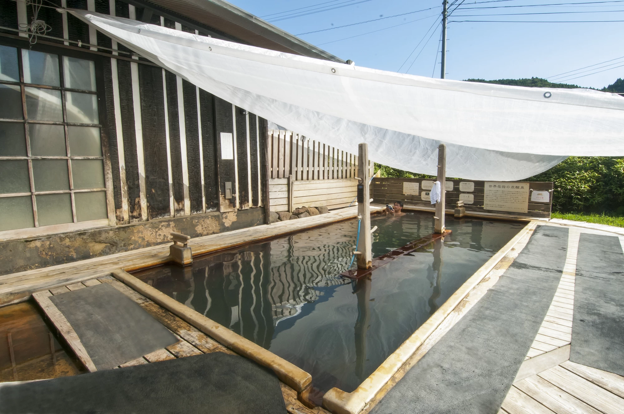 浸かっていると体に泡が付着する炭酸泉