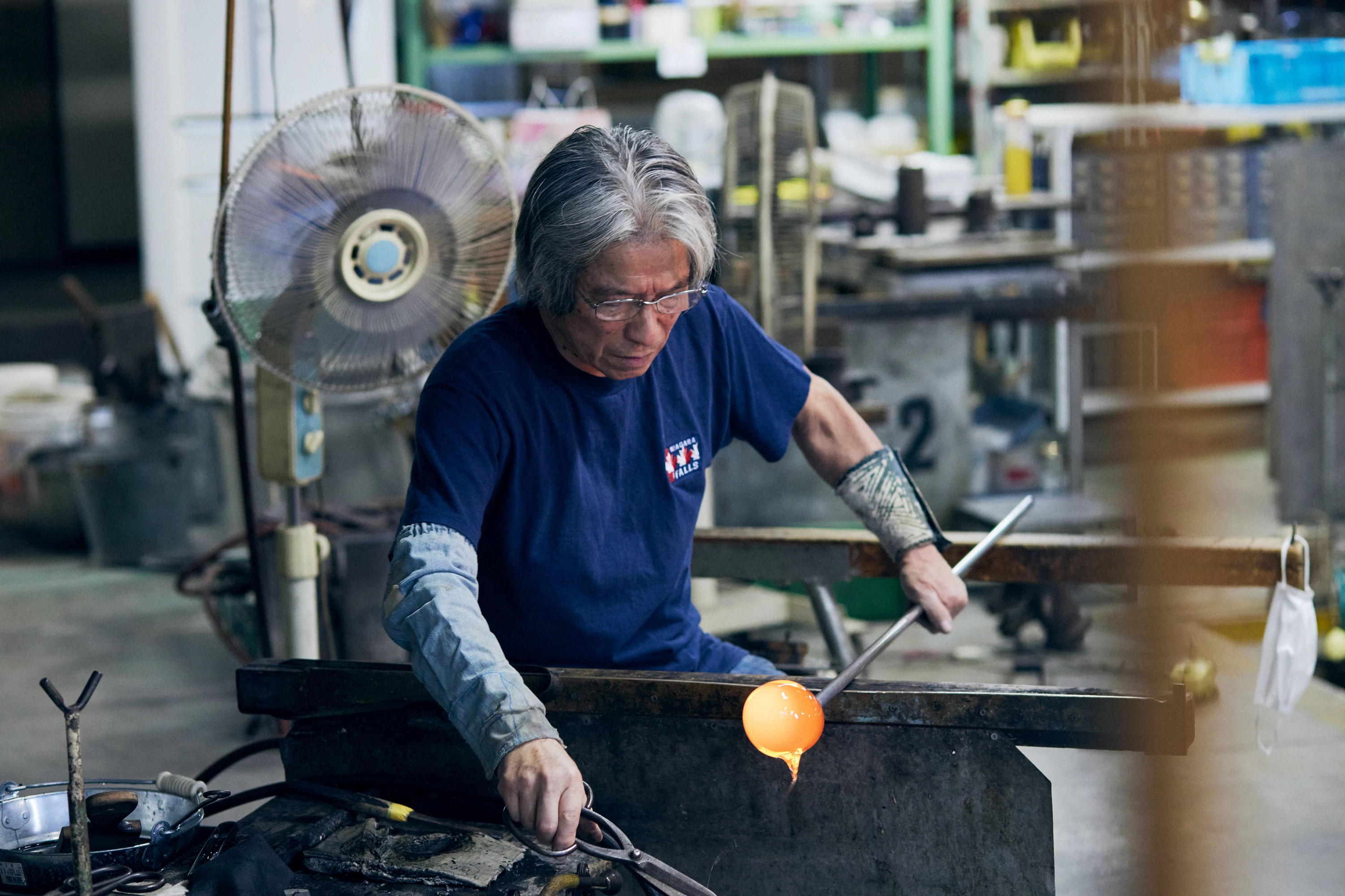 50年以上ガラス制作に携わる山口浩二先生
