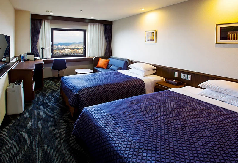 自然豊かな丘の上に立つホテル