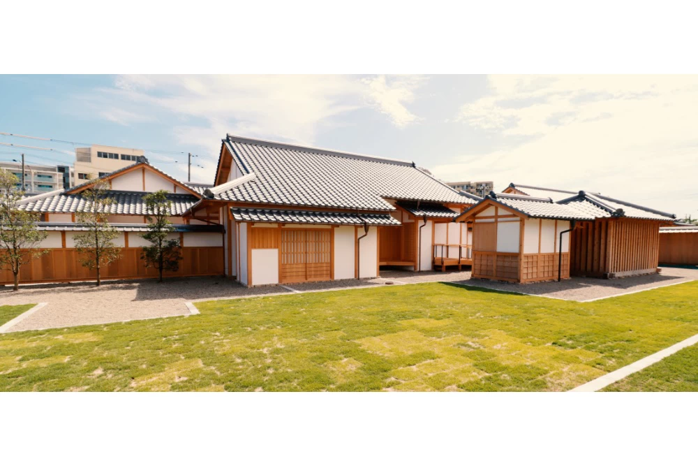 尼崎藩陣屋時代の建物範囲をイメージして芝生を張ったイベントスペース
