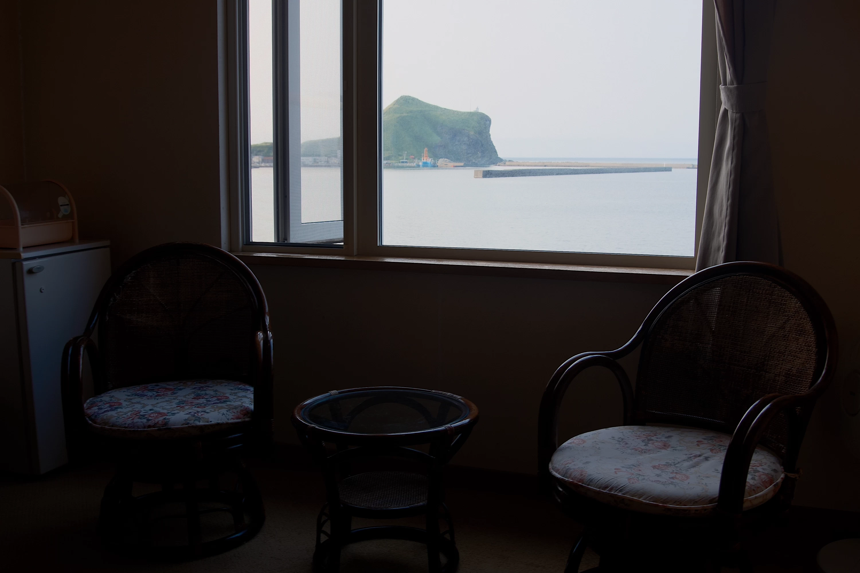 お部屋からペシ岬と海を眺める（現地にて撮影）