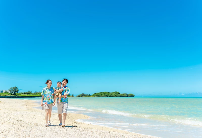 青い海と空をバックに