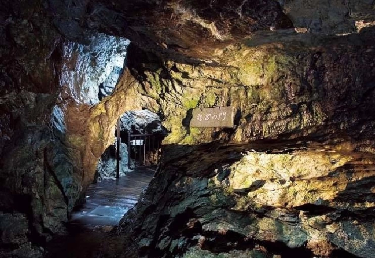 龍が通ったといわれる「龍宮の門」