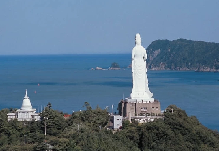 鎌崎半島の先端に立つ