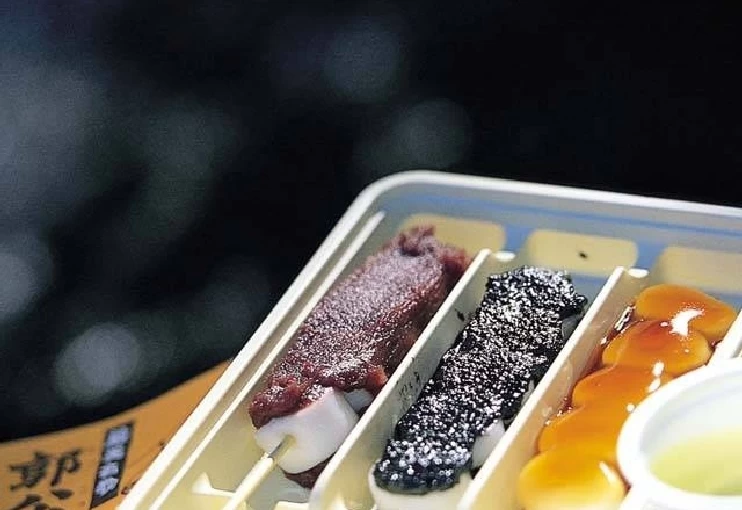 厳美渓の名物「郭公だんご」