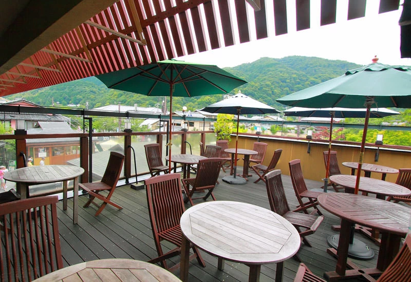 嵐山の四季折々の景観が楽しめる