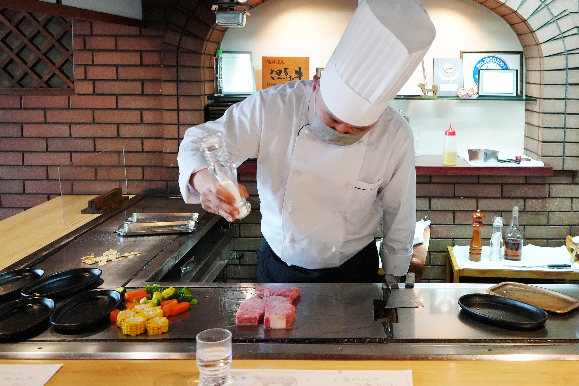 シェフがその場で鉄板焼きを調理