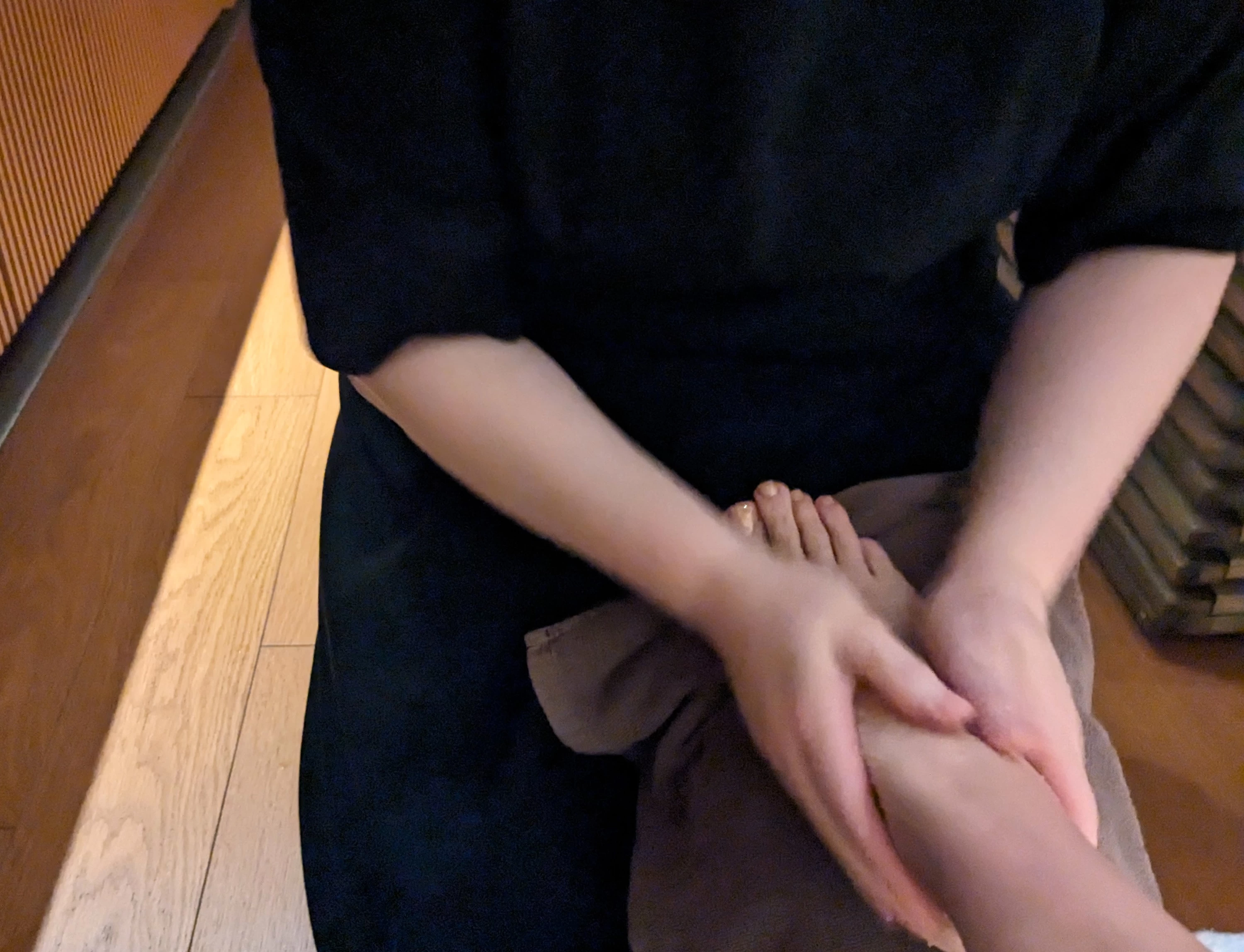 大和当帰のオイルをブレンドしたスクラブでフットマッサージ