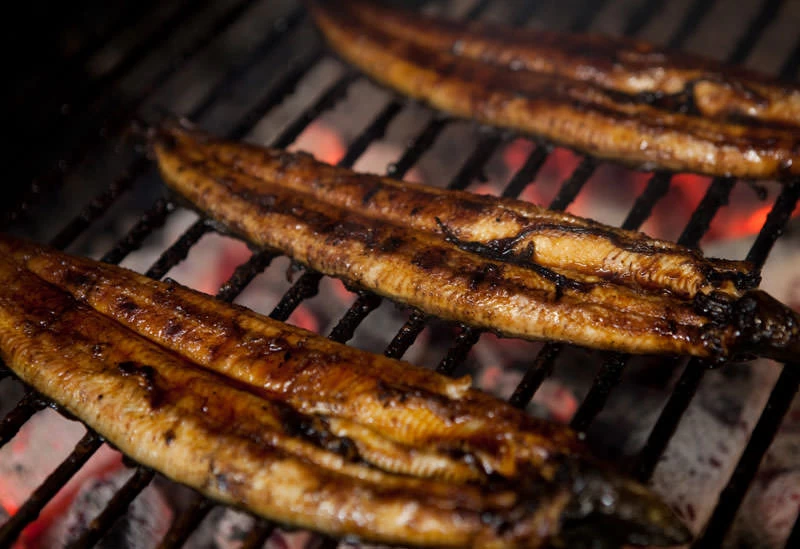 炭火を使い、丁寧に香ばしく焼き上げる