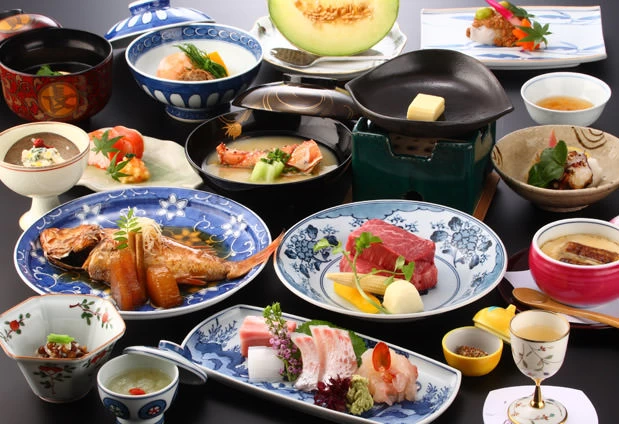 有田焼の器に盛りつけられた滋味あふれる料理