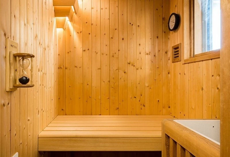 高温のサウナと檜の水風呂で“ととのう”