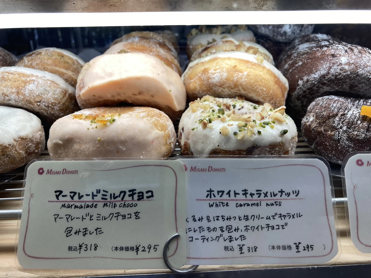 ショーケースに並ぶドーナツ①（現地撮影）