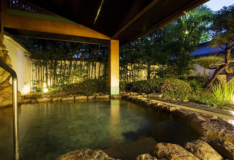 日本庭園に囲まれた露天風呂が自慢