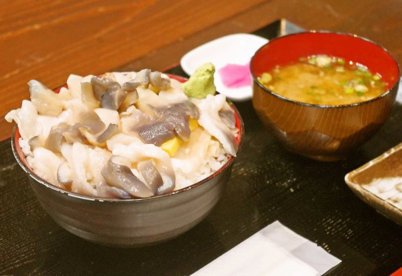 通称“黒ホッキ”を使った「生ホッキ丼」