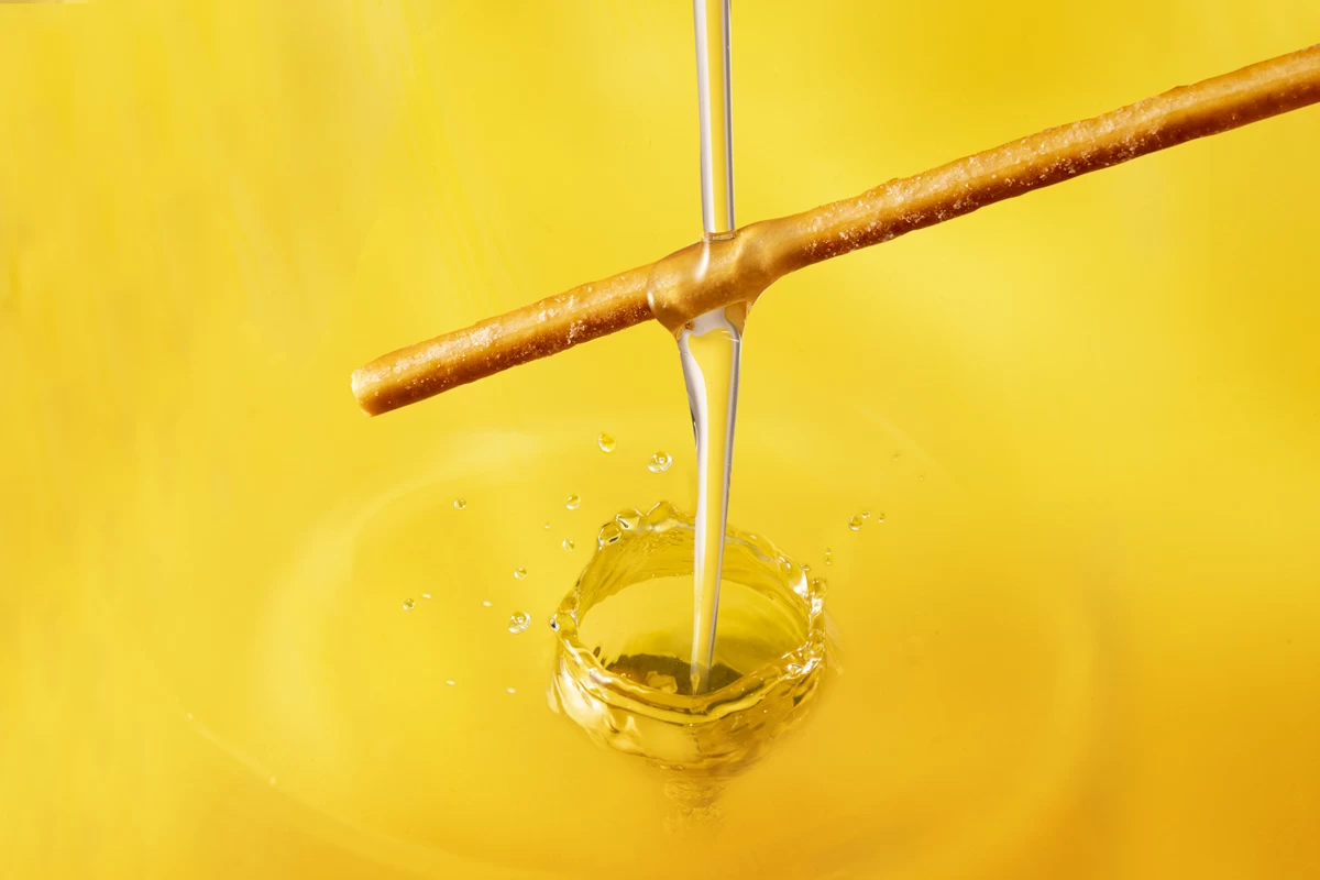 ブール・クラリフィエと呼ばれる黄金色の“澄ましバター”を使用
