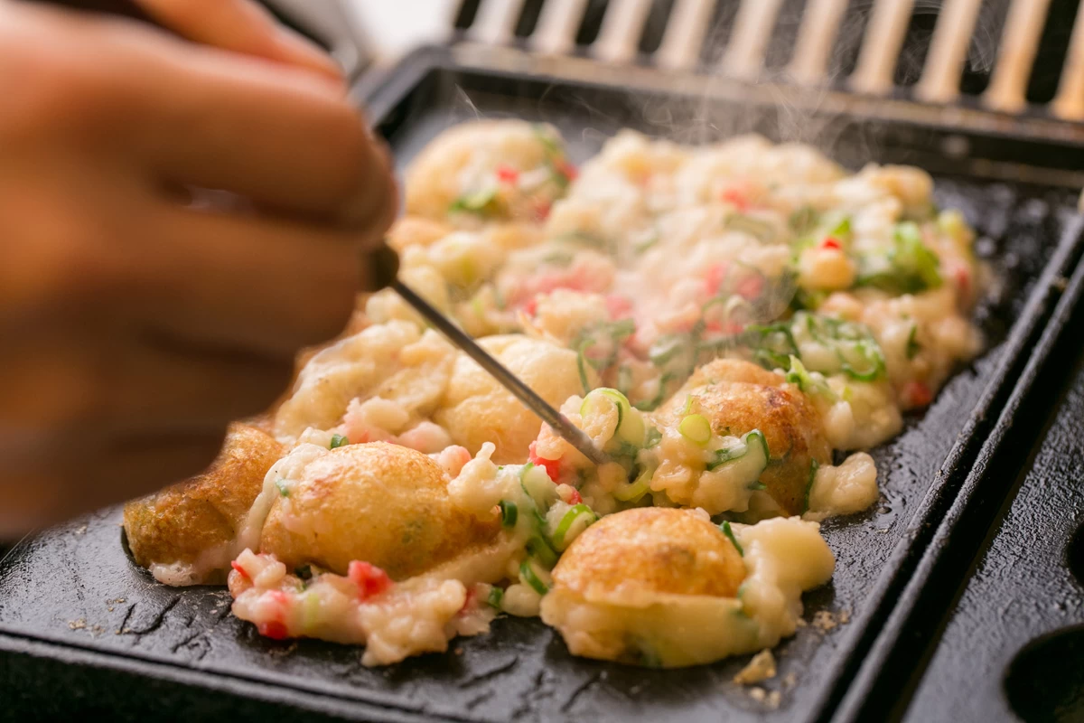 元祖“自分でたこ焼を焼いて食べるお店”として人気