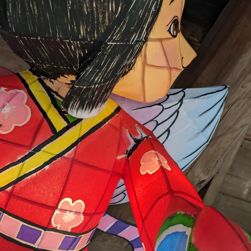 こどもの日を前に境内に飾られた童子のランタン