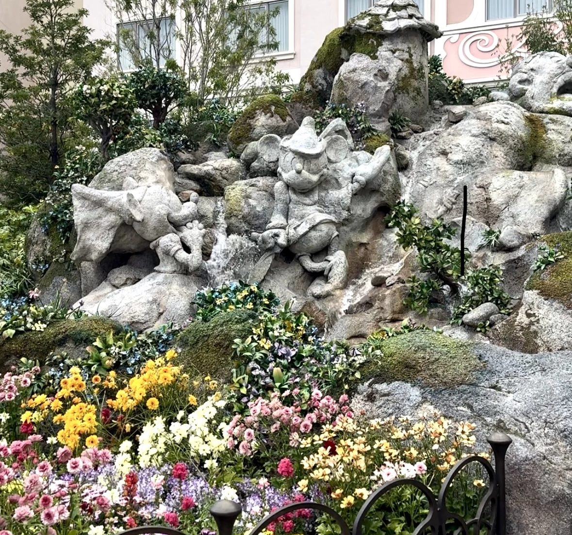 ディズニー映画「巨人退治」のキャラクターが岩で表現された魔法の泉　（現地にて撮影）