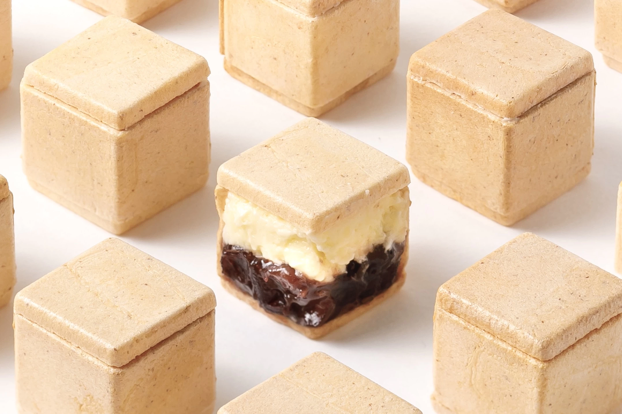 粒あん入り「キューブのもなか 窓」