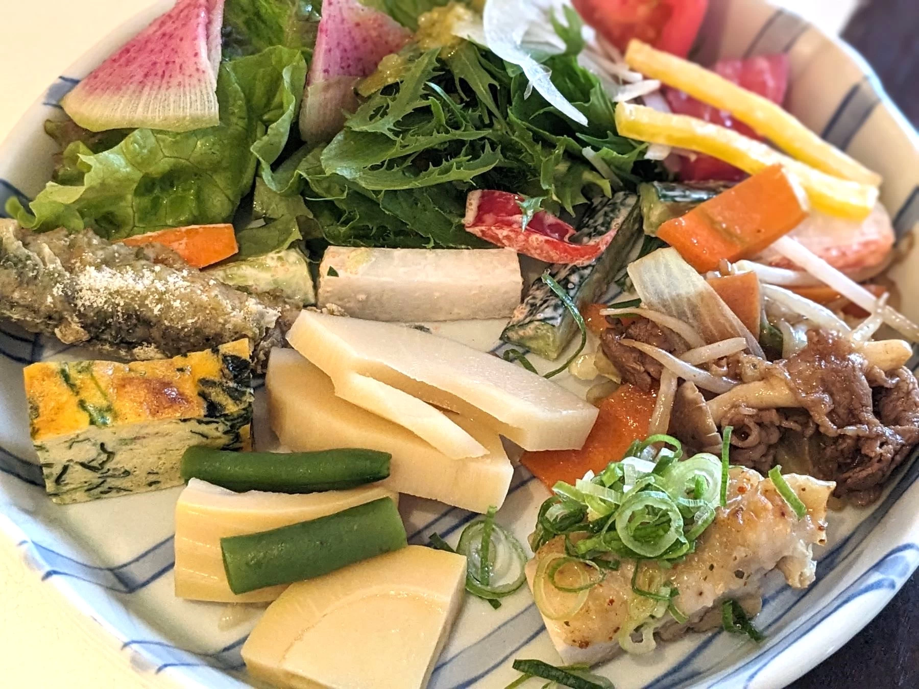 野菜中心のヘルシーな朝食（現地にて撮影）