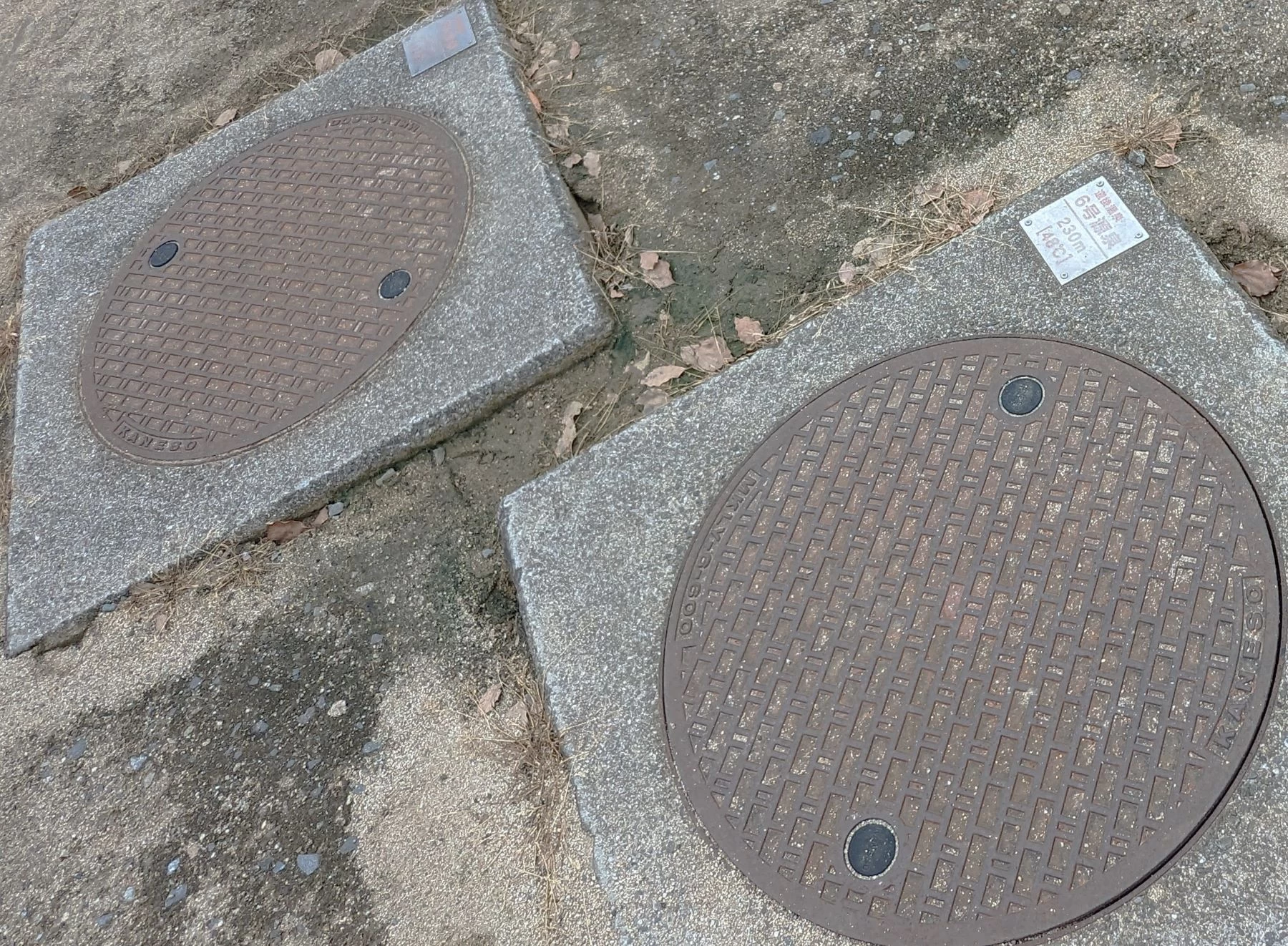 源泉のマンホール（現地にて撮影）