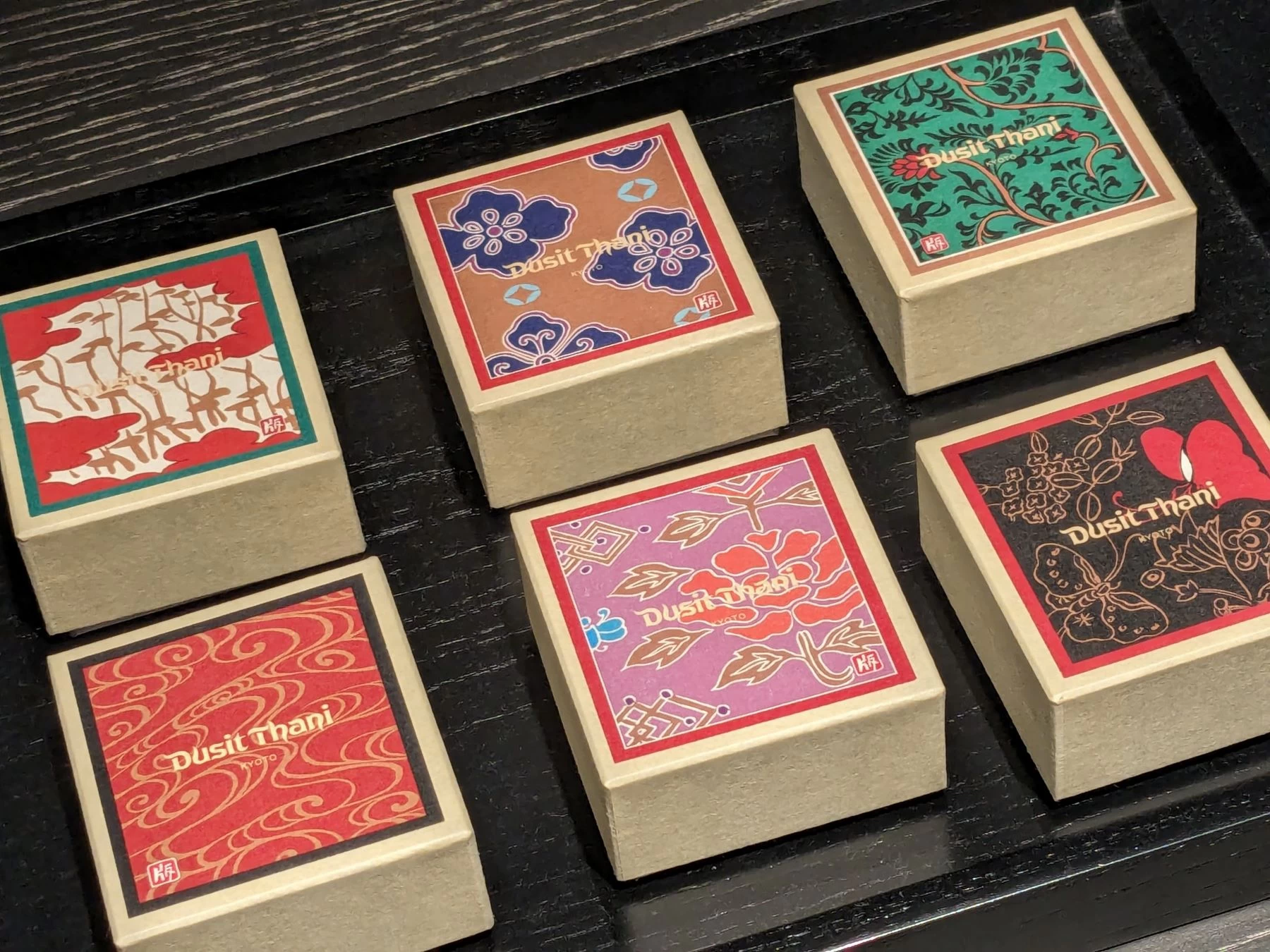 版画イラストをあしらった箱に入った金平糖（現地にて撮影）