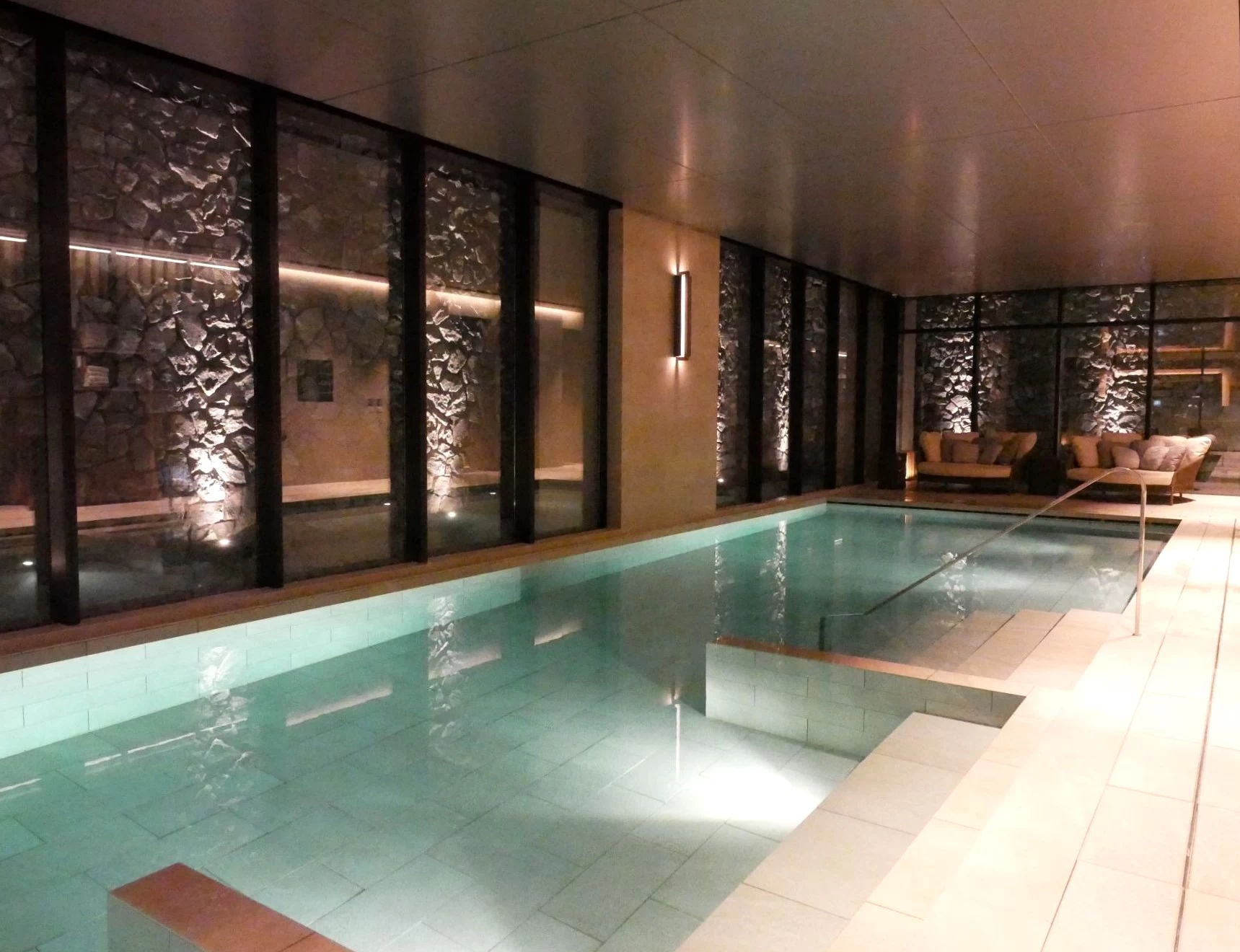 プール（現地にて撮影）