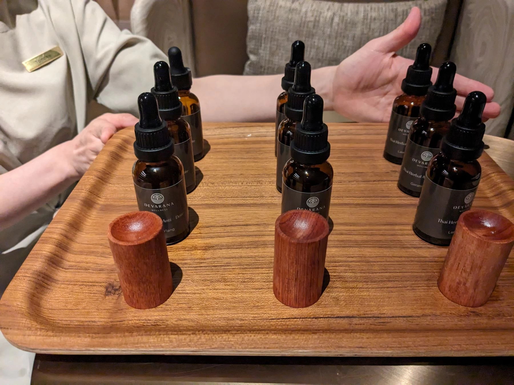 エッセンシャルジオイルを選ぶ（現地にて撮影）