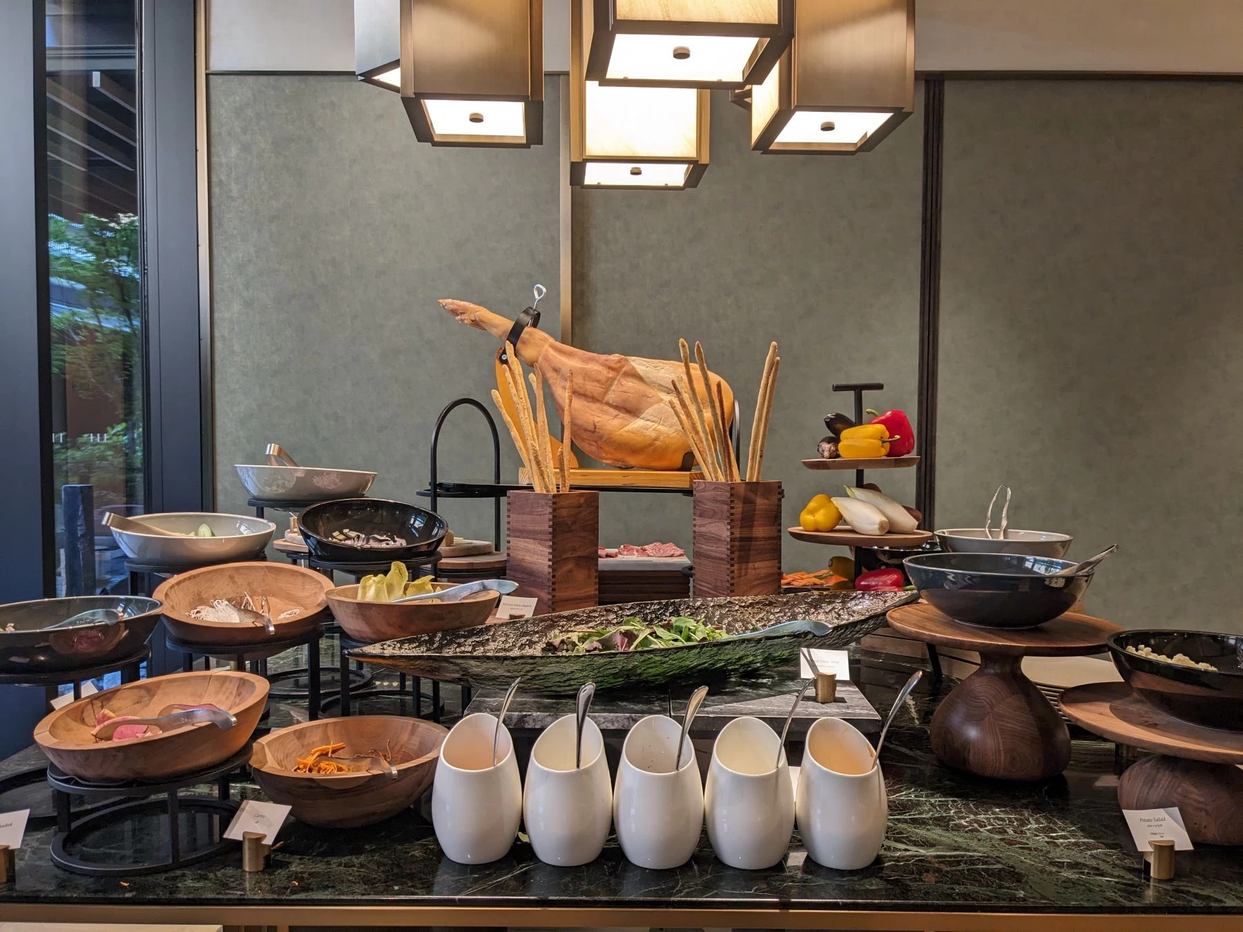 ブッフェコーナー（現地にて撮影）