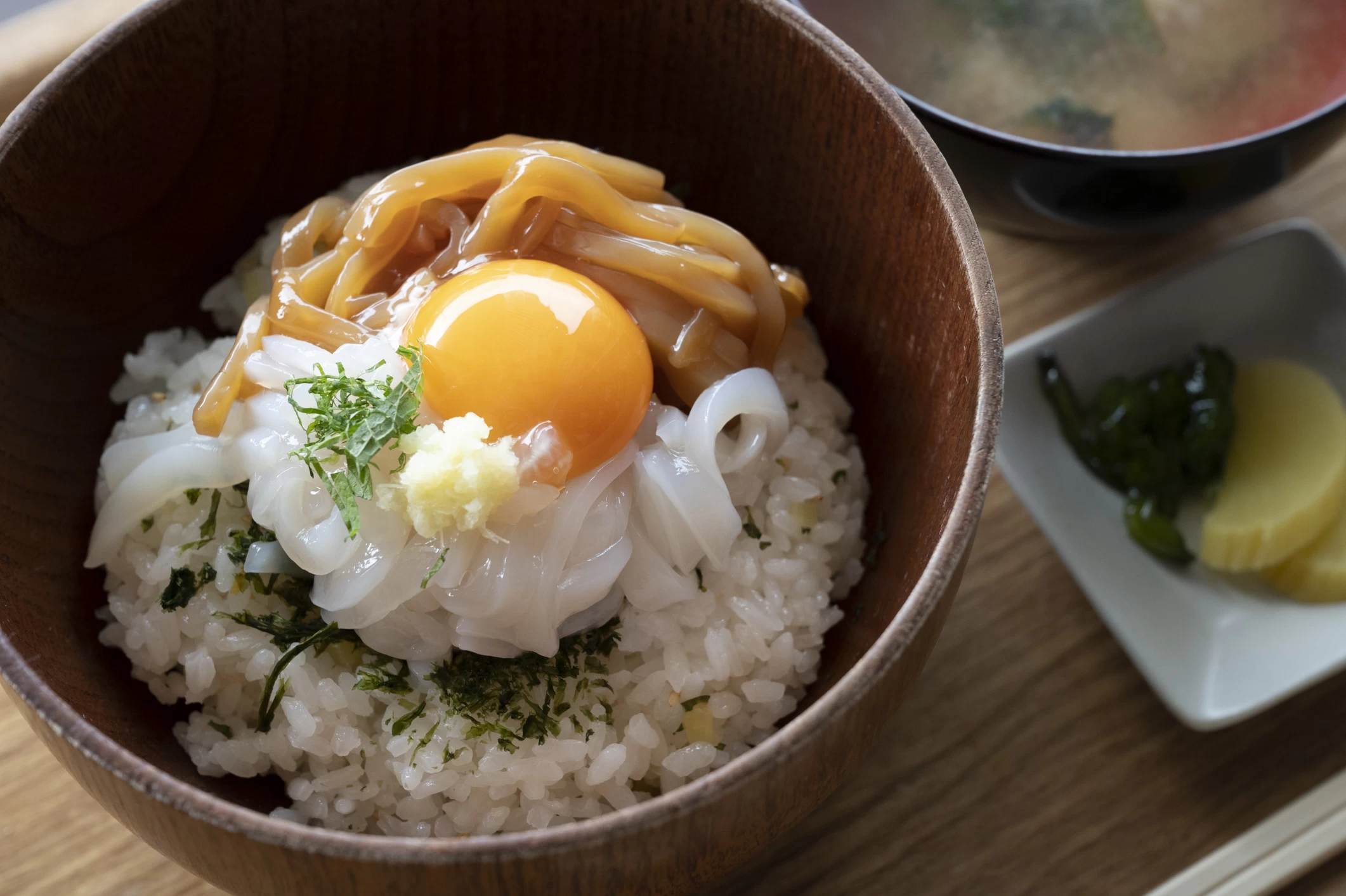 真イカと漬けの2色丼「いか様丼」（味噌汁、漬物付き）1,000円