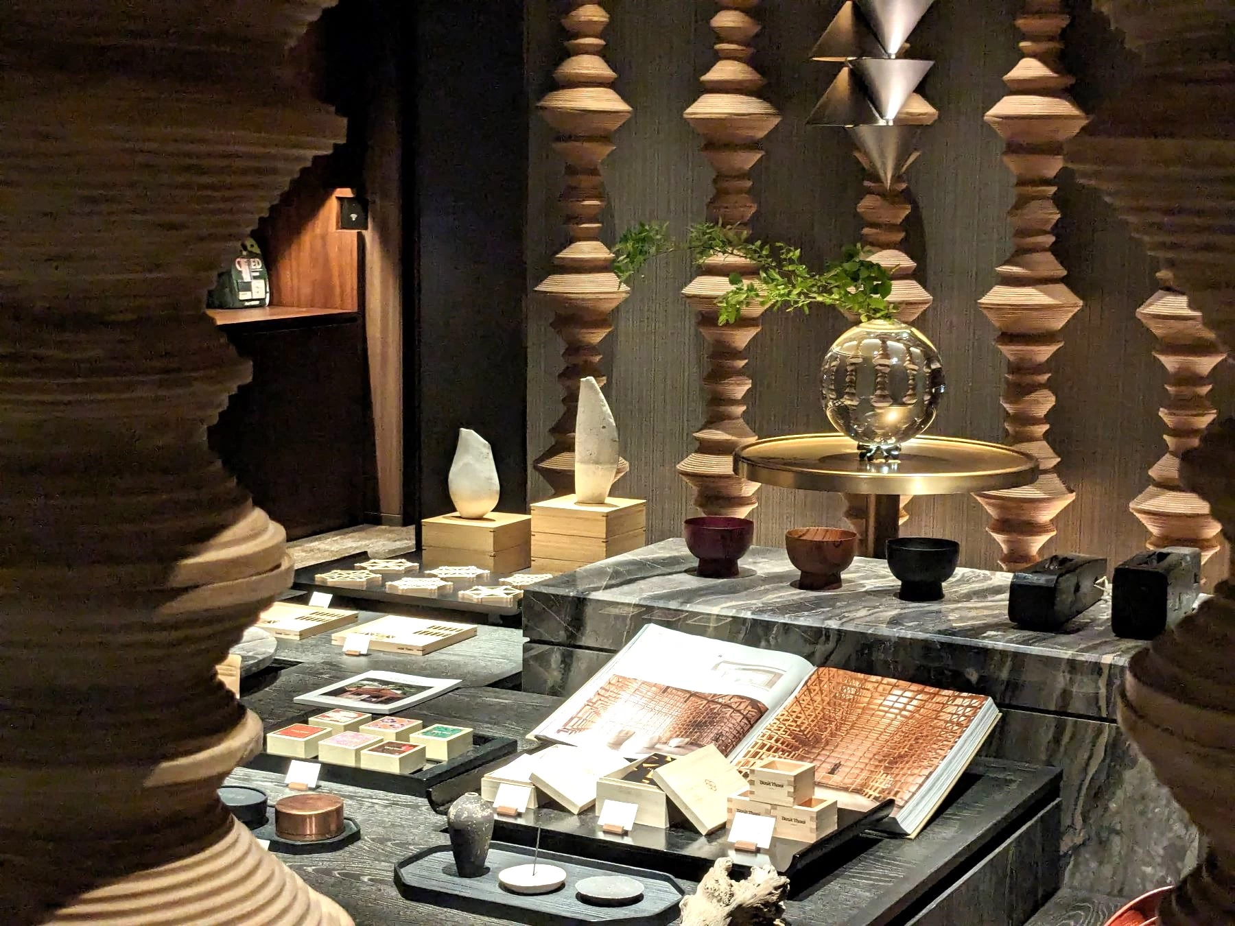 タイらしい空間にディスプレイされた日本の伝統工芸（現地にて撮影）