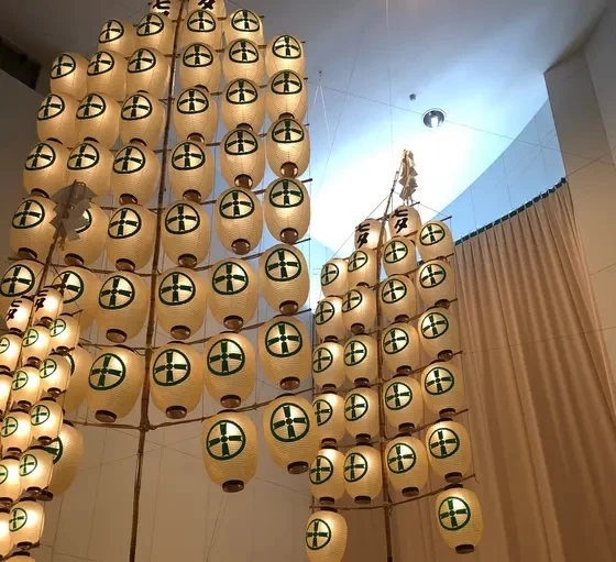 展示されている竿燈