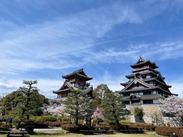 春は桜と桃の花が咲き揃う