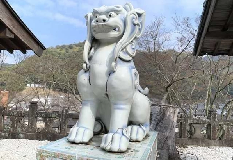 磁器で作られた狛犬